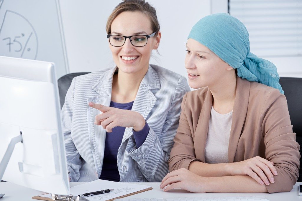 Female cancer patient talking to a woman